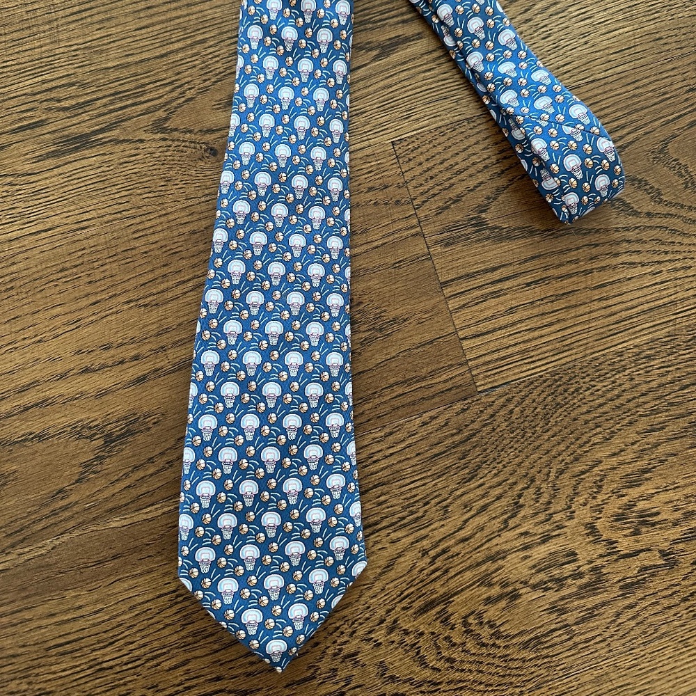 Vineyard Vines Kids Tie: Blue Basketball, WIDTH: 3.25" LENGTH: 50"